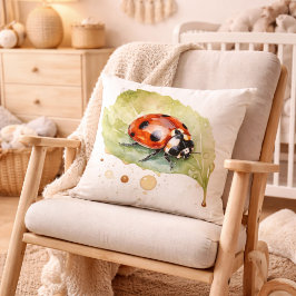 Ladybug sitzt auf einem Blatt in lebendiger Wasser Kissen