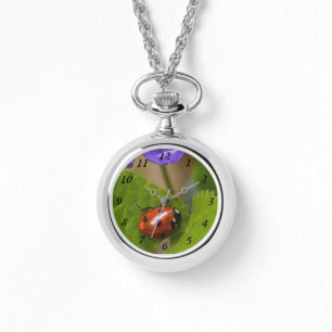 Ladybug über süße Violettsorten-Blume Armbanduhr