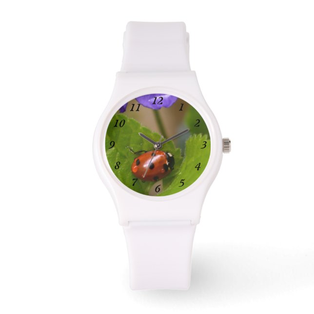 Ladybug über süße Violettsorten-Blume Armbanduhr (Vorderseite)