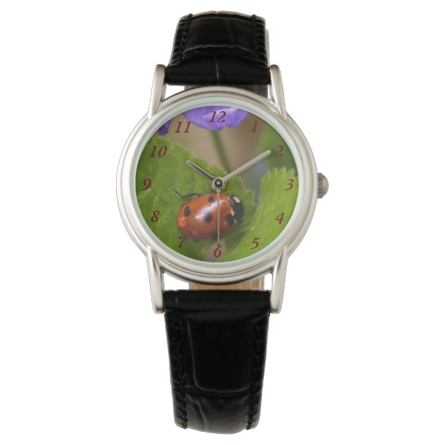 Ladybug über süße Violettsorten-Blume Armbanduhr (Vorderseite)