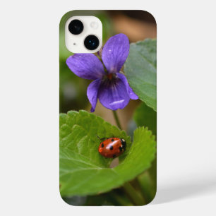 Ladybug über süße Violettsorten-Blume Case-Mate iPhone 14 Plus Hülle