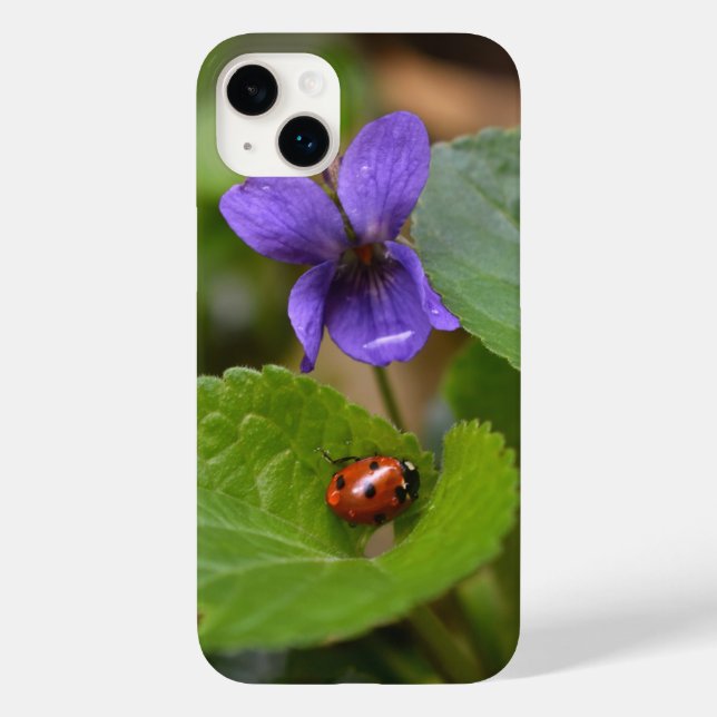 Ladybug über süße Violettsorten-Blume Case-Mate iPhone 14 Plus Hülle (Rückseite)