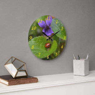 Ladybug über süße Violettsorten-Blume Große Wanduhr