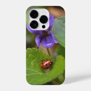 Ladybug über süße Violettsorten-Blume iPhone 14 Pro Hülle