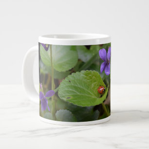 Ladybug über süße Violettsorten-Blume Jumbo-Tasse