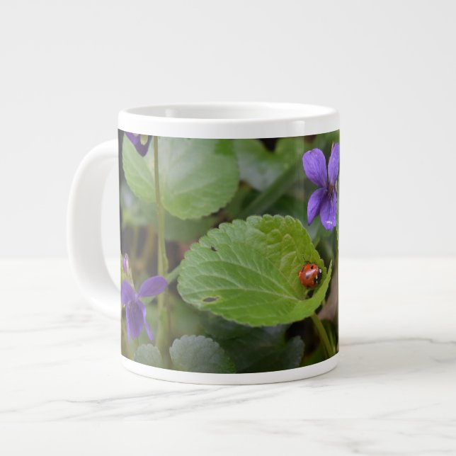 Ladybug über süße Violettsorten-Blume Jumbo-Tasse (Vorderseite Links)