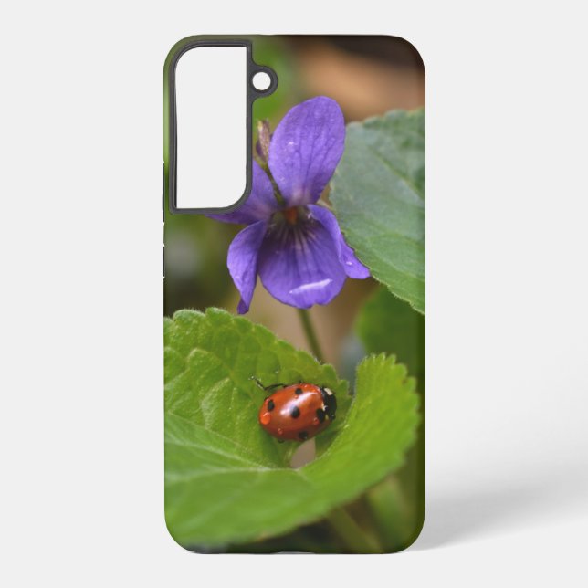 Ladybug über süße Violettsorten-Blume Samsung Galaxy Hülle (Rückseite)