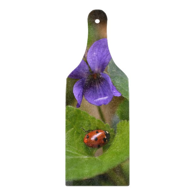 Ladybug über süße Violettsorten-Blume Schneidebrett (Vorderseite)