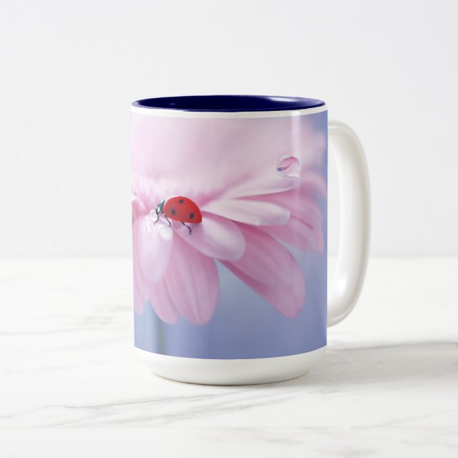 Ladybug und Pink Gerbera Daisy Two Tone Tasse (VorderseiteRechts)