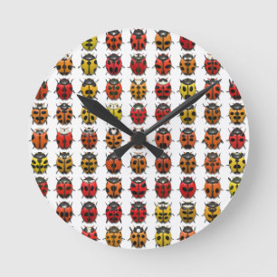 Ladybugs farbiges Muster Runde Wanduhr