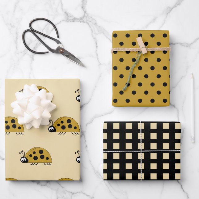 Ladybugs Gold und schwarze Punkte und Quadrate Geschenkpapier Set (Vorderseite)
