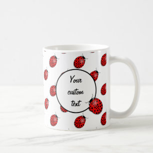 Ladybugs in rot kaffeetasse