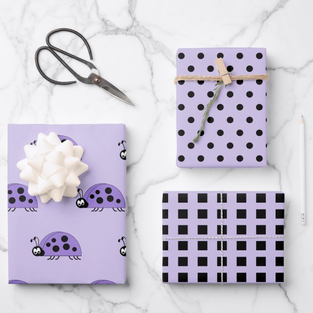 Ladybugs lila und schwarze Punkte und Quadrate Geschenkpapier Set (Vorderseite)