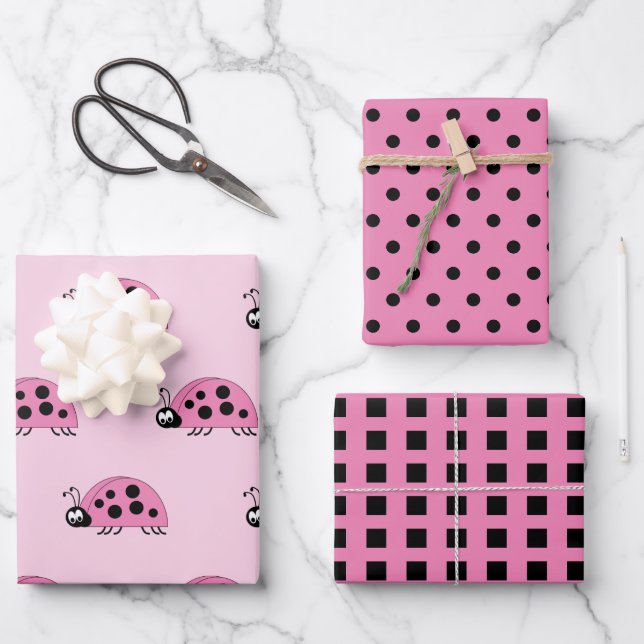 Ladybugs rosa und schwarze Punkte und Quadrate Geschenkpapier Set (Vorderseite)