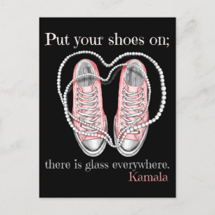 Ladys ziehen sich die Schuhe an überall Glas an Postkarte