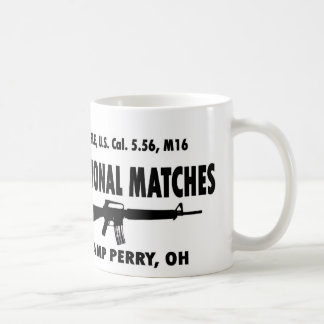 Lager-Perry-Staatsangehöriger bringt M16 zusammen Kaffeetasse