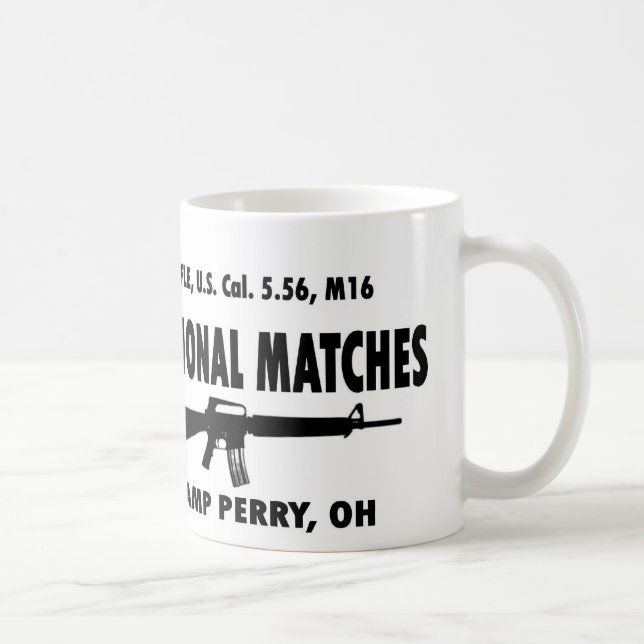 Lager-Perry-Staatsangehöriger bringt M16 zusammen Kaffeetasse (Rechts)