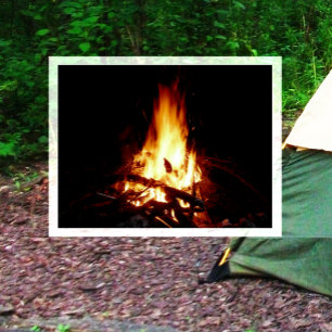 Lagerfeuer brennt auf Postkarte bei Nacht