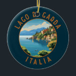Lago di Garda Italia Retro Distressed Circle Keramik Ornament<br><div class="desc">Gardasee Vektorkunst Design. Der Gardasee in Norditalien ist bekannt für sein kristallklares Wasser. Im Süden dominiert die Stadt Sirmione von der Rocca Scaligera,  einer Festung mit Blick auf den Hafen.</div>