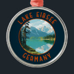 Lago Eibsee Deutschland Retro Distressed Circle Ornament Aus Metall<br><div class="desc">Der Eibsee Vektorgrafik Design. Es liegt nördlich der Zugspitze,  Deutschlands höchstem Berg.</div>