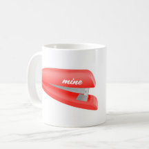 L'agrafeuse rouge est tasse de mine