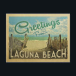 Laguna Beach Vintage Travel Postkarte<br><div class="desc">Dieses Vintage Design aus der Postkarte von Laguna Beach besticht durch einen Sandstrand mit türkisblauem Meerwasser und einen blauen Himmel mit blauen,  blauen Wolken. Im Vintage Reisen Stil.</div>