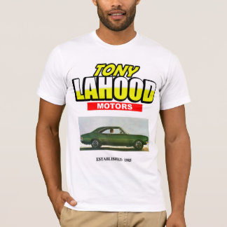 Lahood élégant circule en voiture le T-shirt