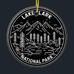 Lake Clark Nationalpark Alaska Vintag Monoline Keramik Ornament<br><div class="desc">Monoline-Design des Clark Lake. Der Park ist ein Land von atemberaubender Schönheit. Vulkandampf,  Lachslauf,  Bärenfutter und knisternde Berge spiegeln sich in den türkisblauen Seen wider.</div>