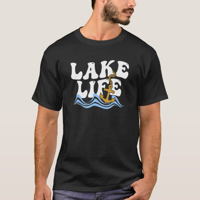 Lake Life Wavy Cool Lake House Party oder Bachelor T-Shirt (Vorderseite)