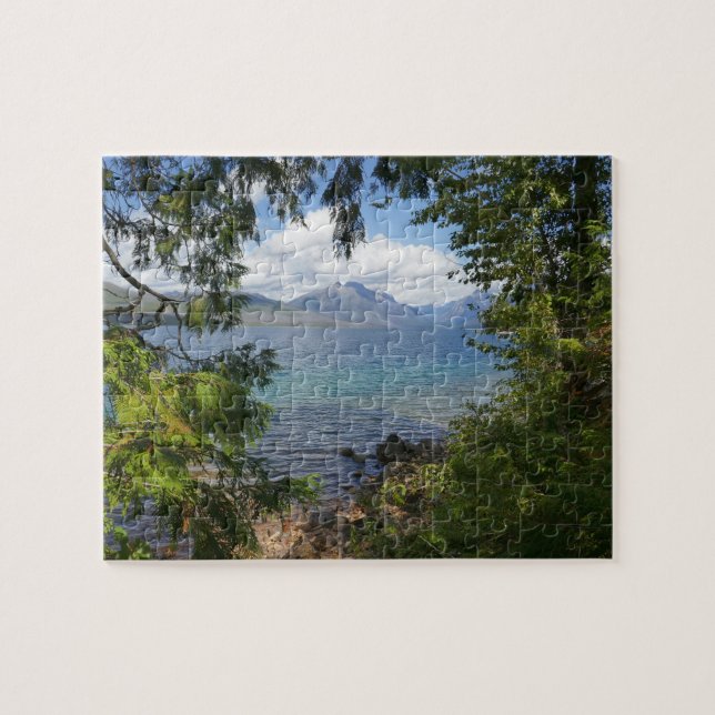 Lake McDonald durch einen Waldrahmen (Horizontal)