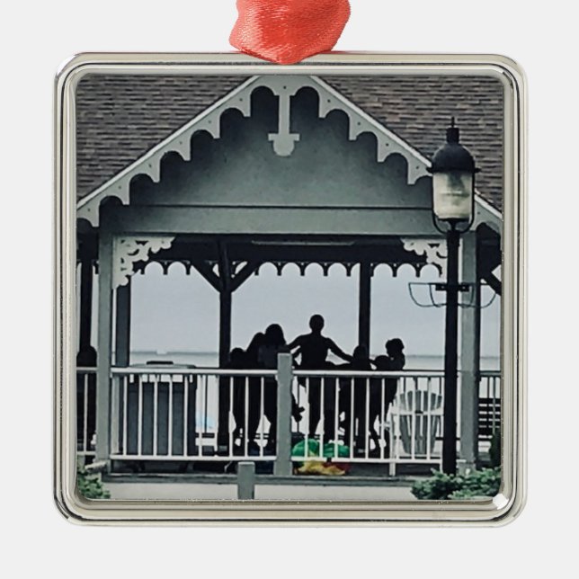 Lakeside Chautauqua Yoga Silhouette Print Ornament Aus Metall (Vorne)