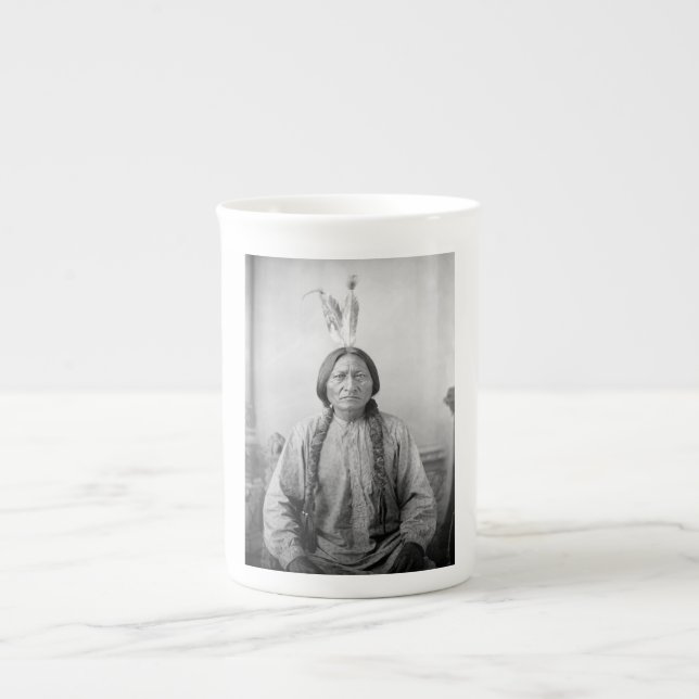 Lakota Leader sitzt Bull Native Amerikanische Urei Prozellantasse (Vorderseite)