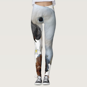 Lala der Cockatoo mit Kieferkegel und Plumeria Leggings