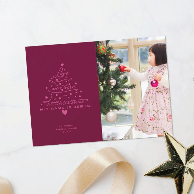 L'Amour Est Né Arbre Carte de Noël (Créateur téléchargé)