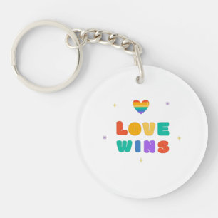 L'amour gagne avec un cœur arc-en-ciel