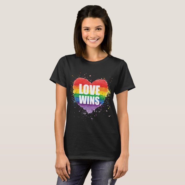 L'amour gagne le T-shirt de fierté de LGBT pour (Devant entier)