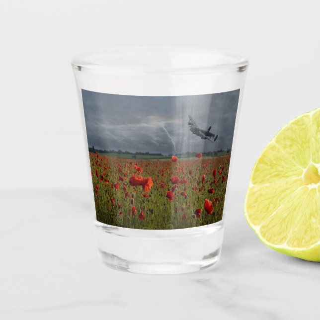 Lancaster Bomber über einem Mohnfeld Schnapsglas (Vorderseite)