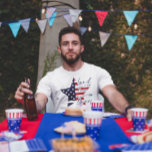 Land der Freiheit wegen der Tapferkeit T-Shirt<br><div class="desc">Pünktlich zum Amerikanischen Unabhängigkeitstag mit diesem patriotischen Design mit einem Stern mit US Flagge und dem patriotischen Textland des Freien wegen der Tapferkeit.</div>