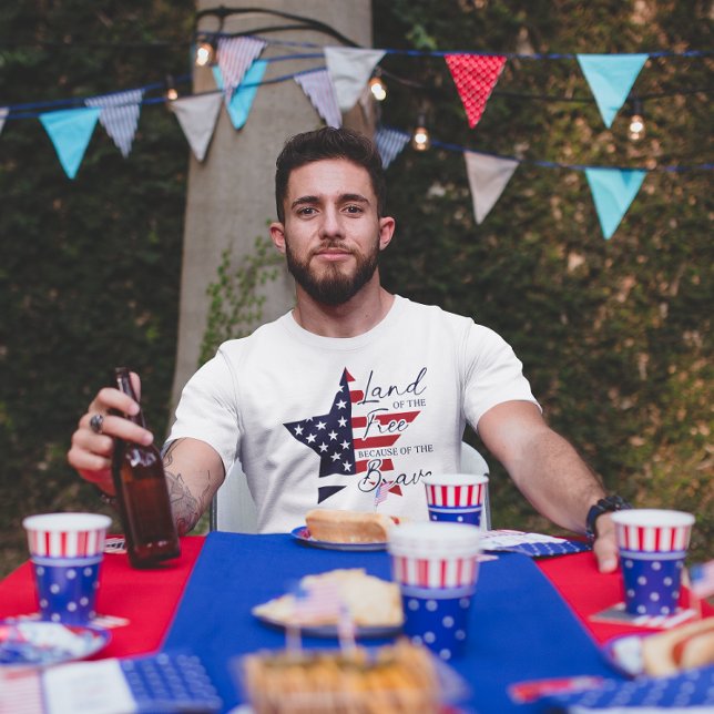 Land der Freiheit wegen der Tapferkeit T-Shirt (Von Creator hochgeladen)