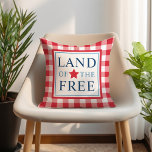 Land des Freien Roten Patriotischen Amerika Kissen<br><div class="desc">Das patriotische Kissen auf dem Platz bietet das Typografie-Design "Land of the Free" mit Star-Akzent und kariertem Gingham-Grenzmuster. Rot,  Weiß und Marineblau.</div>