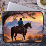Land und Western Cowboy Pferdeschwalbe Laptopschutzhülle<br><div class="desc">Laptop-Ärmel mit einem Gemälde eines Cowboy auf seinem Pferd mit Blick auf eine schöne Landschaft bei Sonnenuntergang. Wunderschön für alle,  die den Mittleren Westen und Cowboys Lieben.</div>