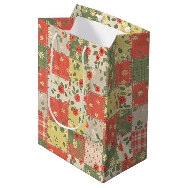Landhaus-Blumen-Patchwork-Muster Mittlere Geschenktüte (Vorderseite Schrägansicht)