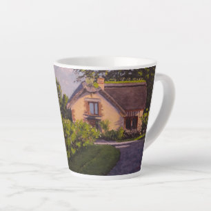 Ländliche Hütte mit Violett-, Gelb- und Grüntönen Milchtasse