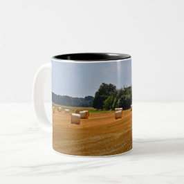 Ländliche Landschaftliche Hay Bales in einem Feld Zweifarbige Tasse