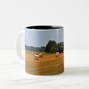 Ländliche Landschaftliche Hay Bales in einem Feld Zweifarbige Tasse