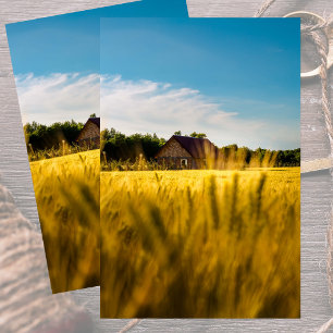 Ländliche Scheune in einem schimmernden goldenen W Seidenpapier