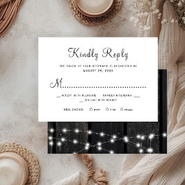 Ländliche Scheunen-Hochzeit aus Holz im rustikalen RSVP Karte