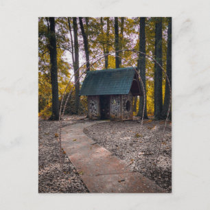 Ländliche Waldhütte mit Steinweg Postkarte