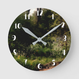 Ländlicher Blumenweg Verzauberter Waldgarten Runde Wanduhr