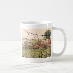 Ländlicher Junkyard, Vechicles, die auf einem Feld Kaffeetasse